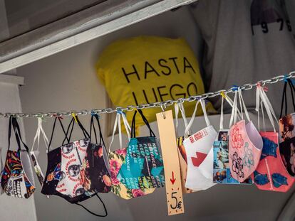 Mascarillas expuestas para su venta en una tienda del centro histórico de Valencia mientras se acerca el fin de su uso obligatorio al aire libre.
