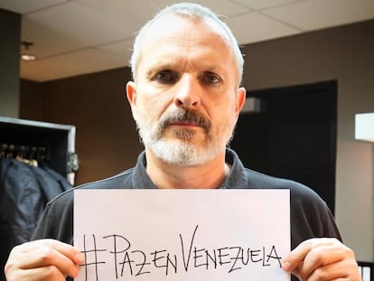 Miguel Bosé, con un cartel en el que pide paz para Venezuela, en mayo de 2017 en una fotografía publicada en sus redes sociales.