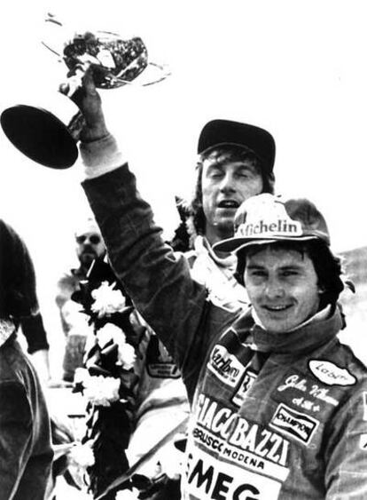 Villeneuve alza el trofeo de ganador del GP de Gran Bretaña del 79.