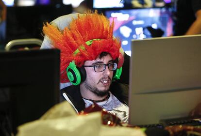 Un joven mira a la pantalla, durante un maratón de los videojuegos en Valencia.