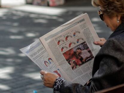 Una mujer lee el periódico.