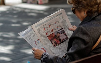 Una mujer lee el periódico.