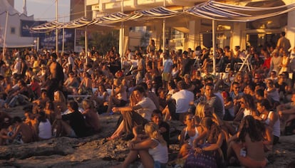 Tourists waiting for sundown at Café del Mar.