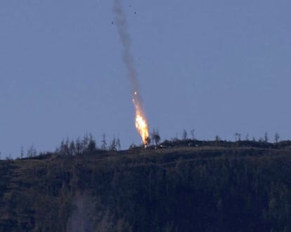 Bola de fogo depois do impacto de um avião russo contra o chão pouco depois de ser alcançado por dois caças turcos.