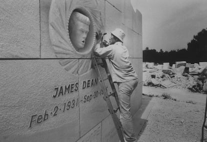 Un monumento en honor a James Dean esculpido por el japonés Yasuo Mizui, obsesionado por la figura de Dean. Era 1989.