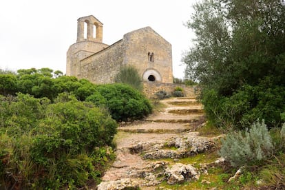 Els amants de l'arqueologia tenen cita al <a href="http://www.macolerdola.cat/" target="">jaciment que hi ha al costat del poble d'Olèrdola</a>, a la comarca de l'Alt Penedès, un poti-poti de construccions de diferents períodes que abasten des de l'edat del bronze fins a l'època altomedieval, amb muralles ciclòpedes i medievals, una talaia romana, restes d'un castell, mostres iberes, un aljub i una capella mossàrab. És aconsellable anar-hi amb bon calçat i, després de la visita, passejar pels voltants. Dins del recinte hi ha un centre d'interpretació que il·lustra sobre el pas dels humans per aquest enclavament estratègic. A la imatge, l'església romànica de Sant Miquel, a la part més alta del municipi d'Olèrdola.