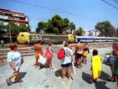 B S/N - 10/08/2000 - Color - Recibido por e-mail - Paso a nivel en el centro de Salou, en esta parte del paso no existe barrera solo luces, Tarragona - Foto : Josep Lluis Sellart -