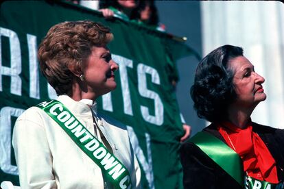 Betty Ford y Lady Bird Johnson en un mitin sobre la Enmienda de la Igualdad de Derechos.