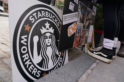 Carteles en favor del SWU, durante una de las protestas afuera de una sucursal en Nueva York.