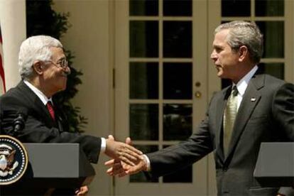 Bush y Mahmoud Abbas, durante su rueda de prensa conjunta en la Casa Blanca.