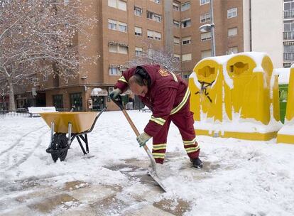 La nieve ha obligado a los empleados municipales a trabajar más de lo normal para retirar la nieve caida.