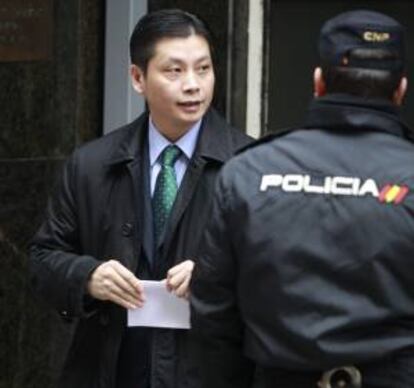 Gao Ping, supuesto líder de la trama china de blanqueo de capitales desmantelada en la 'operación Emperador', a la salida de la Audiencia Nacional. EFE/Archivo