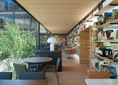 En Bosco de Lobos, comedor a modo de biblioteca con vistas al patio central de la sede del Colegio de Arquitectos de Madrid. Foto: Olga Planas.