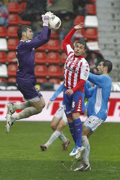 Andrés bloca el balón ante Colunga y Flaño.