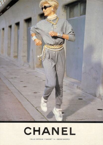 Linda Evangelista con chándal gris en una campaña Chanel.