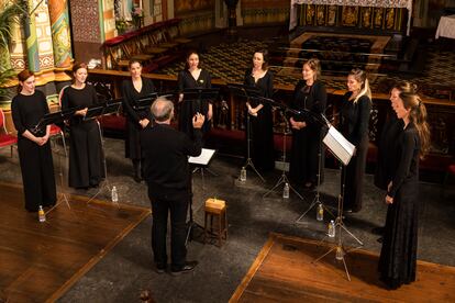 El grupo Psallentes y su director, Hendrik Vanden Abeele, durante uno de los seis conciertos que ofrecieron el sábado en la Sint Willibrordkerk de Utrecht.