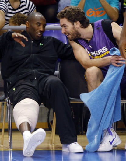 Bryant y Gasol, ayer en Barcelona.