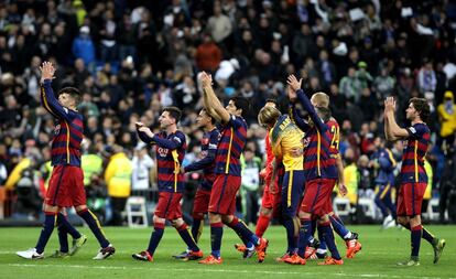 Los jugadores del Barcelona abandonan el terreno de juego aplaudiendo a los aficionados.