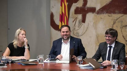 Neus Munté, Oriol Junqueras y Carles Puigdemont en una reunión del Consejo Ejecutivo del Gobierno catalán el 13 de junio.
