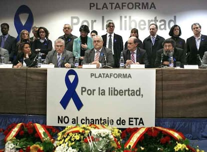 El secretario de Libertades Públicas del PP, Ignacio Astarloa, el presidente del Foro de Ermua, Mikel Buesa y el portavoz de la Confederación Española de Policía Isidoro Zamorano, durante la presentación de la plataforma cívica que pretende impulsar "una revuelta ciudadana" que logre la rectificación de la política antiterrorista del Gobierno.