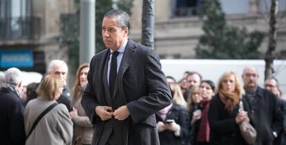 Eduardo Zaplana en una foto de 2015, a la llegada a un entierro.