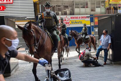 Policías montados a caballo patrullan en una calle de Medellín (Colombia) durante la pandemia. Las autoridades sanitarias colombianas han confirmado 7.373 personas fallecidas por el coronavirus.