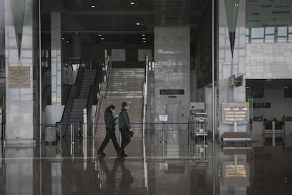 Dos guardias civiles en la terminal 2 del aeropuerto de El Prat, en una foto de archivo.