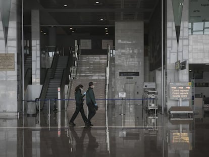 Dos guardias civiles en la terminal 2 del aeropuerto de El Prat, en una foto de archivo.