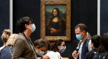 La gioconda, de Leonardo Da Vinci, en el museo del Louvre, en Paris, en el día de su reapertura tras el cierre por la pandemia por coronavirus.
