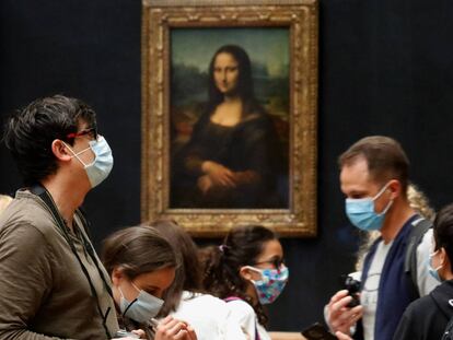 La gioconda, de Leonardo Da Vinci, en el museo del Louvre, en Paris, en el día de su reapertura tras el cierre por la pandemia por coronavirus.