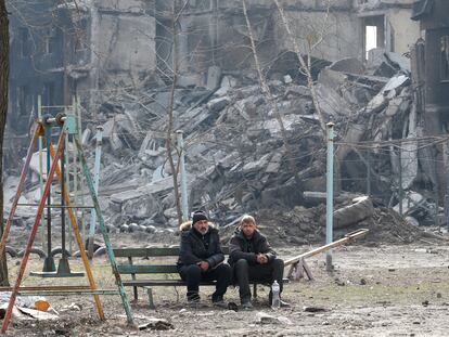 Mariupol local residents near to a building destroyed of Ukraine Russia conflict