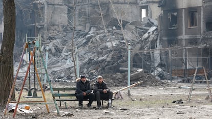 Mariupol local residents near to a building destroyed of Ukraine Russia conflict