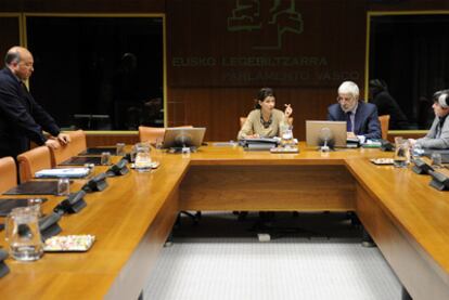 Miembros de la comisión parlamentaria que investiga las supuestas irregularidades del <b><i>caso Margüello,</b></i> antes de una comparecencia.