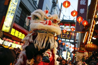 Bailarines actúan en una calle de Yokohama (Japón), durante la celebración del Año Nuevo Chino.