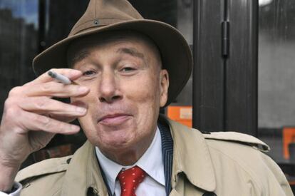 El pol&eacute;mico escritor franc&eacute;s Gabriel Matzneff, fotografiado en 2009 en un caf&eacute; de Par&iacute;s.