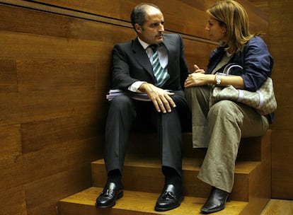 Francisco Camps, ayer, junto a la consejera portavoz, Paula Sánchez de León, en un receso del debate de las Cortes.