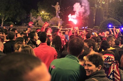 El fuerte despliegue policial impidió que los aficionados se acercaran a la fuente del dios Neptuno. En la plaza se escucharon cánticos como "Ole, ole, ole, Cholo Simeone".