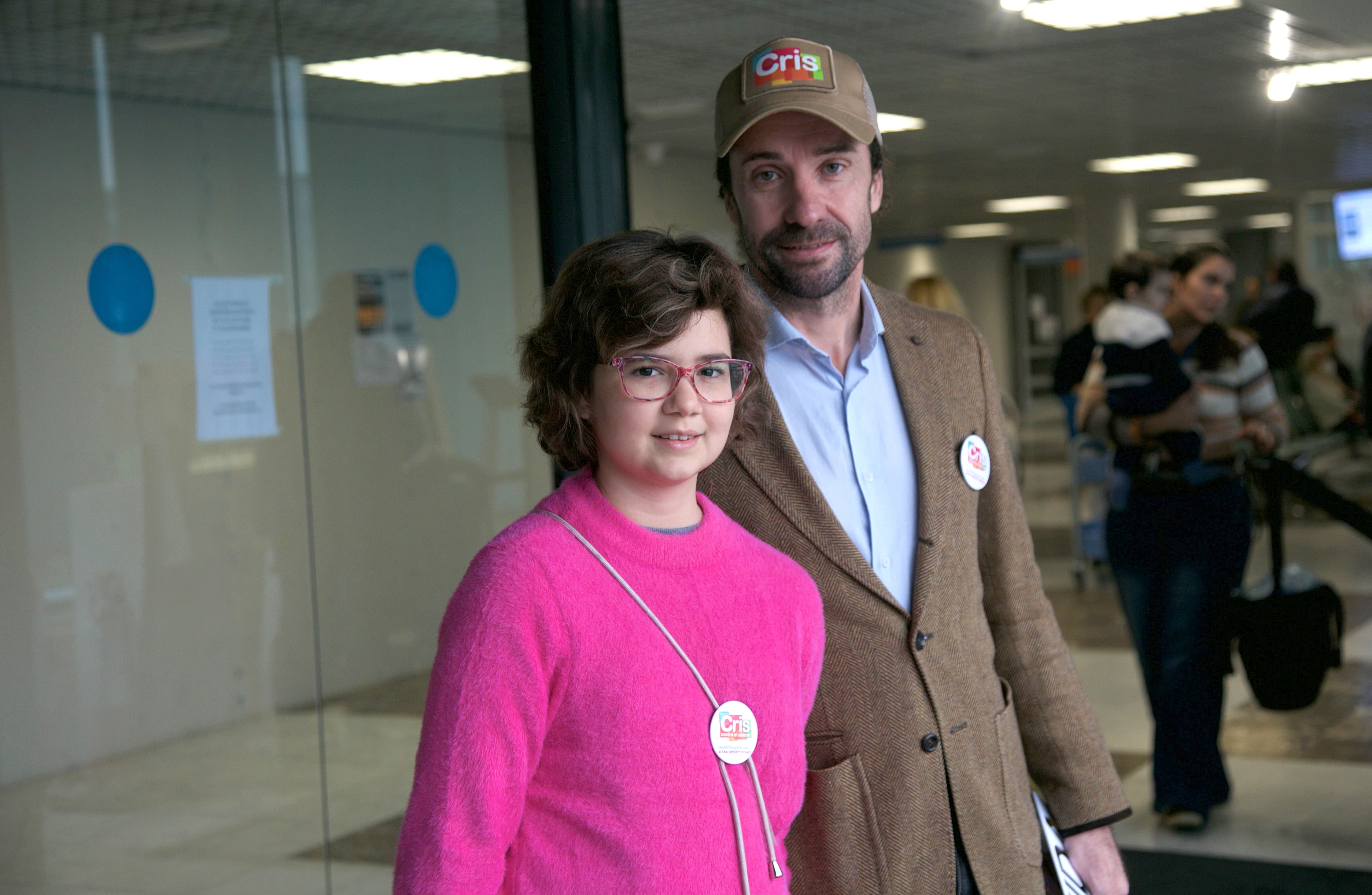 La joven paciente Lucía Álvarez y su padre, José Álvarez, en el Hospital Universitario La Paz.