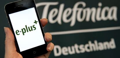 Un cartel de Telefonica Deutschland junto con un tel&eacute;fono de E-Plus.