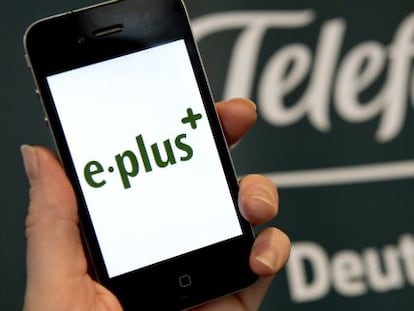 Un cartel de Telefonica Deutschland junto con un tel&eacute;fono de E-Plus.