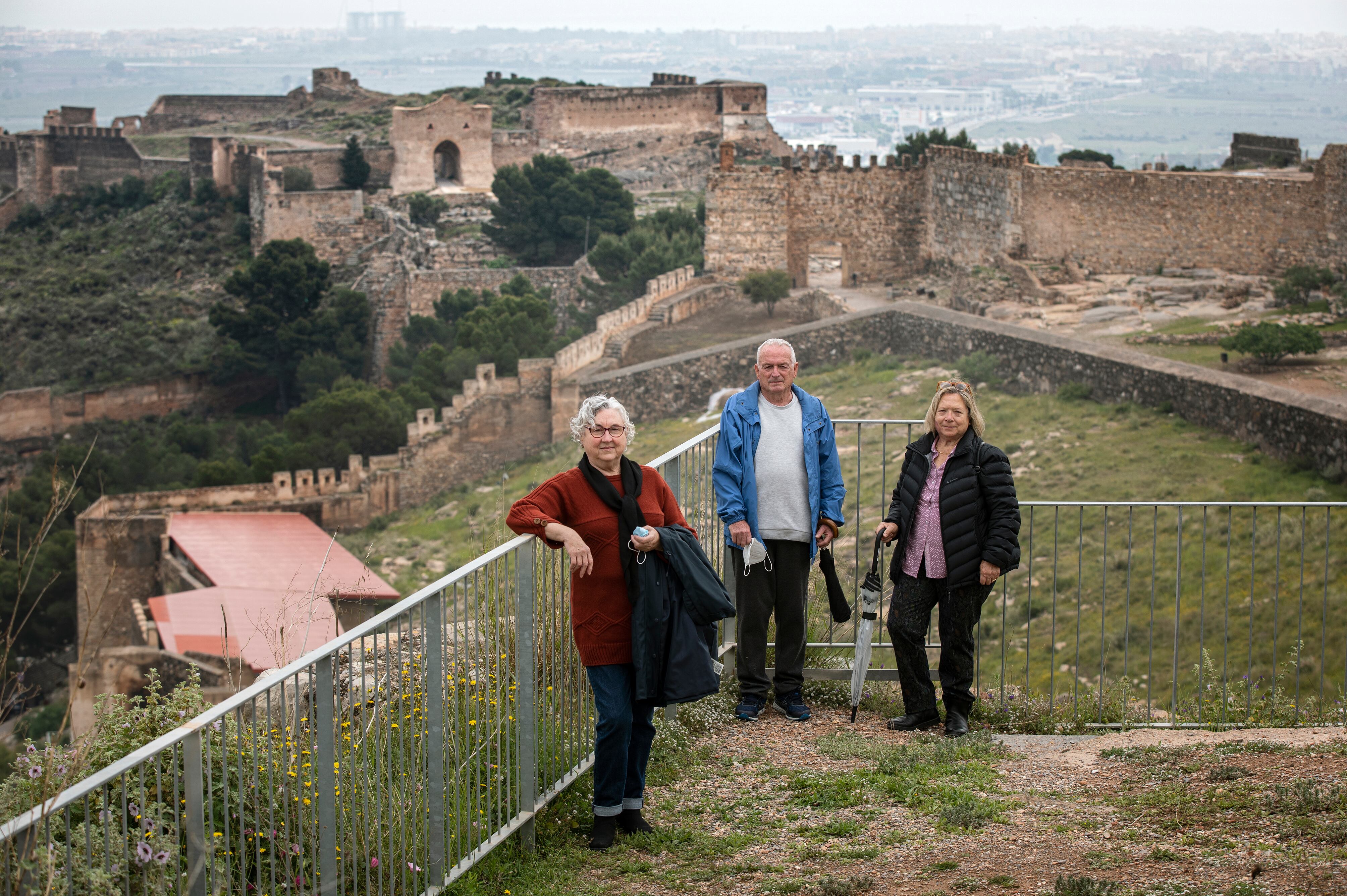 Los miembros del Col.lectiu pel Patrimoni Saguntí, Celia Paniagua, Antonio Ibáñez y  Conxa Cardo, en el castillo el pasado martes.