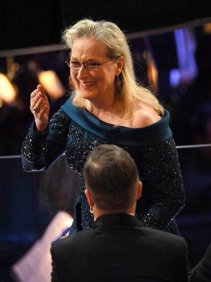 Meryl Streep ríe ante la apabullante ovación de sus compañeros de profesión. Su vestido, de Elie Saab.