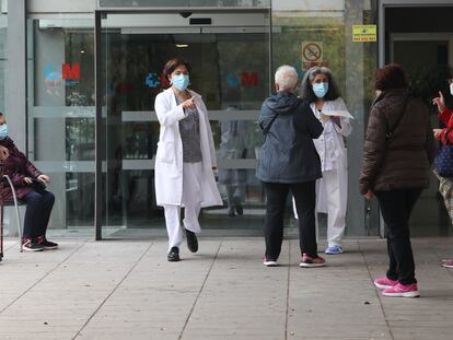 Varias trabajadoras sanitarias hablan con pacientes que esperan en la puerta de un Centro de Salud en Coslada, Madrid (España), el pasado noviembre.