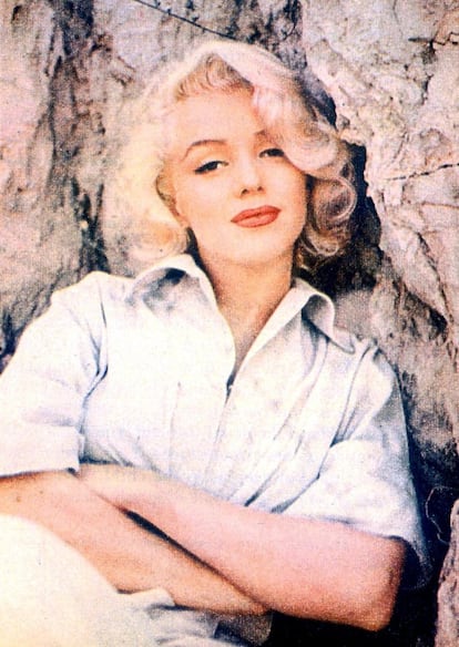 Marilyn fue una de las actrices estadounidenses de cine más populares del siglo XX, considerada como un icono pop y un símbolo sexual. Su carrera empezó a despegar a finales de la década de los cuarenta, cuando apareció en muchos pequeños papeles gracias a un contrato con la compañía 20th Century-Fox. En esta imagen, posa en 1953.