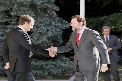 Recibiendo en el palacio de la Moncloa a Rajoy para hablar del alto el fuego de ETA
