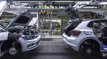 Inyección de líquidos —como el limpiaparabrisas o el anticongelante— en la fase final de fabricación de un coche.