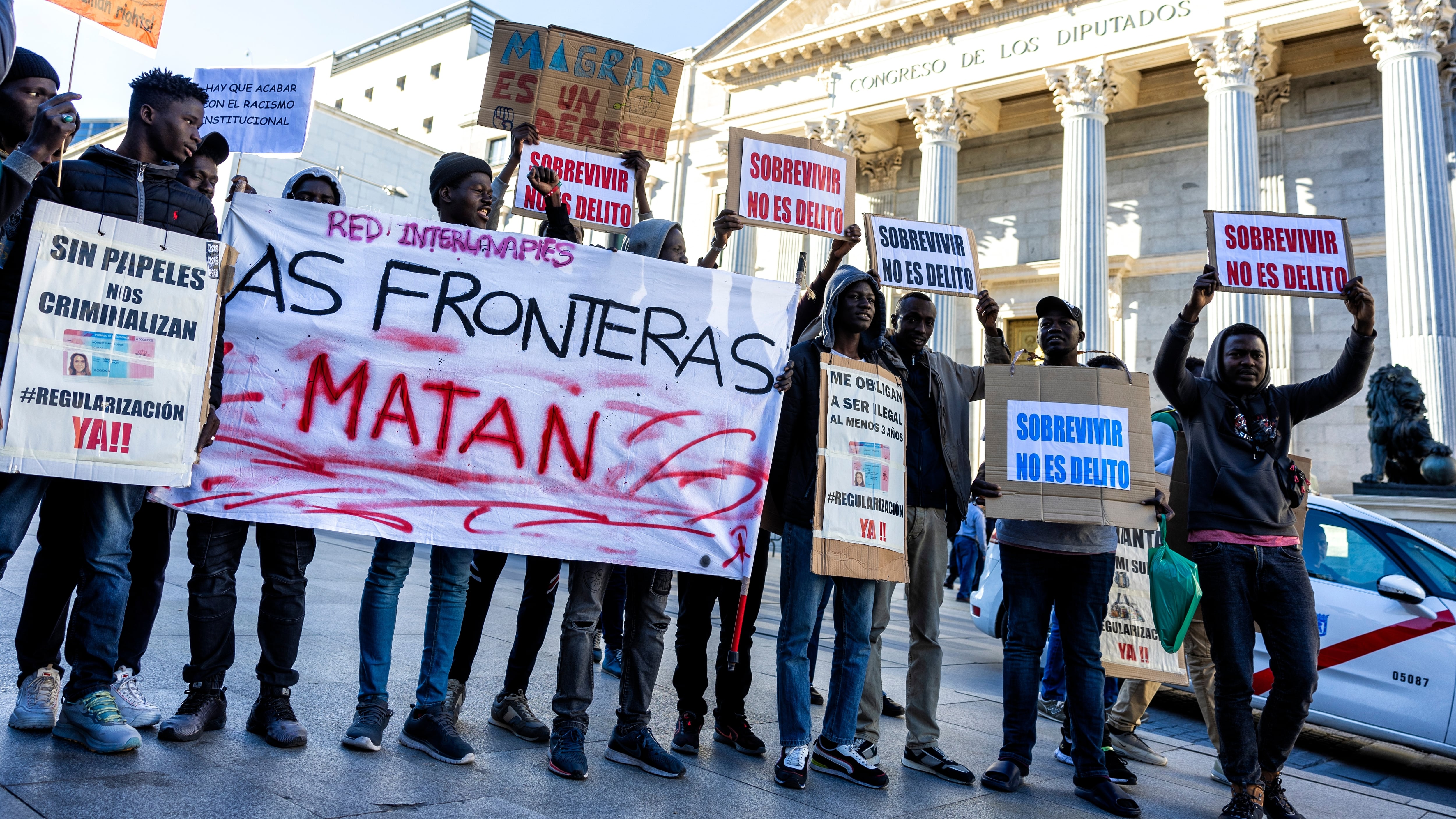 Concentración a las puertas del Congreso en abril de 2024 para pedir la regularización de inmigrantes.