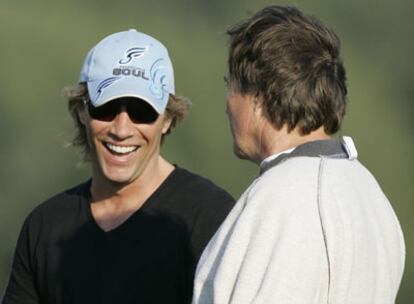 Jon Bon Jovi, con el entrenador de los Patriots de Nueva Inglaterra.