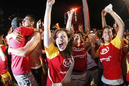 Jóvenes aficionados celebran en la plaza de Colón de Madrid la victoria de la selección española.