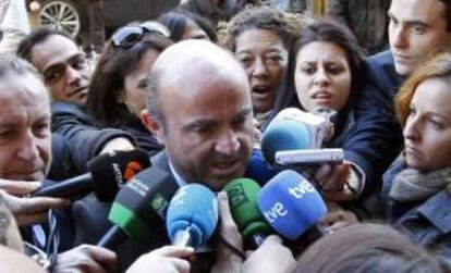 El ministro de Economía y Competitividad, Luis de Guindos, realiza declaraciones a los medios a su llegada al Foro ABC, organizado hoy por ABC y Deloitte en el Casino de Madrid, donde va a pronunciar una conferencia.